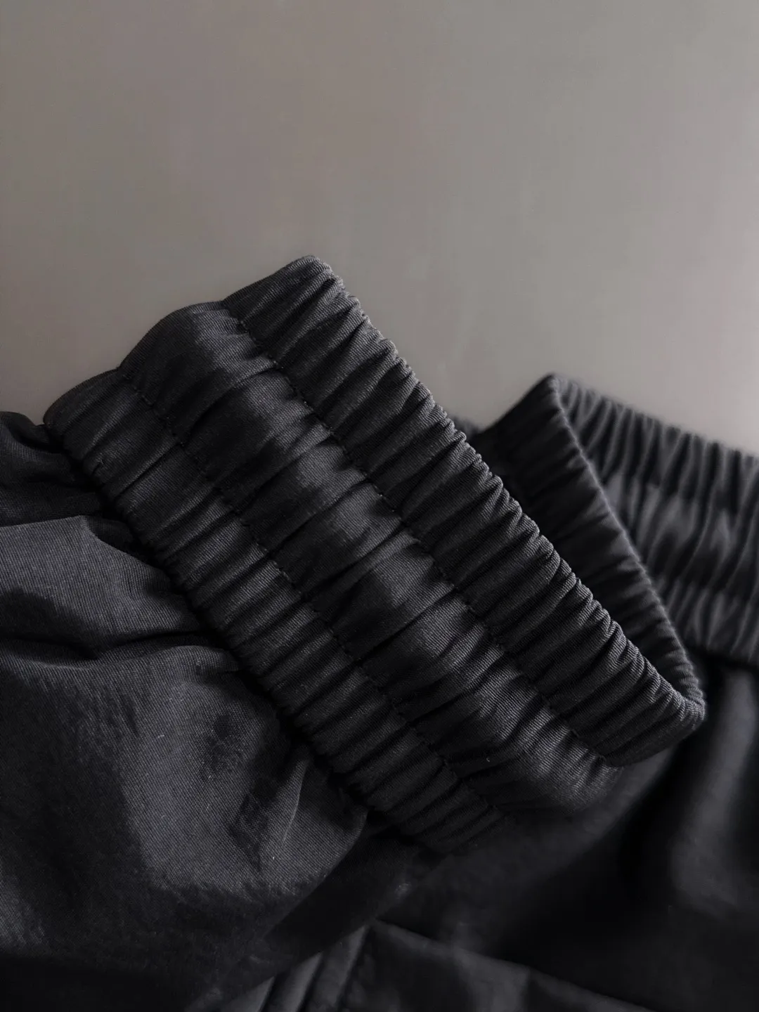 2-3 days to ship P360 Stone lsland/Stone Island Mouth Co-branded Exclusive launch of 25ss autumn and winter new high-quality trousers Compare real-life details at will The craftsmanship that ordinary small workshops cannot copy Top-level ZP development Unique imported fabric feel Purely imported German machine production Precision operation Ten thousand needle density A pair of trousers with rich details You can see the development strength A full set of new accessories can be customized simultaneously Simple yet elegant Soft, delicate and comfortable The upper body is versatile and fashionable A perfect choice for autumn and winter, a must-have item. Sizes: M to 3XL (please state your height and weight when placing an order)